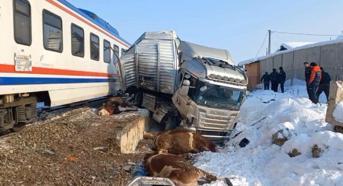 Muş’ta yolcu treni, TIR’a çarptı: 2 ölü, 2 yaralı