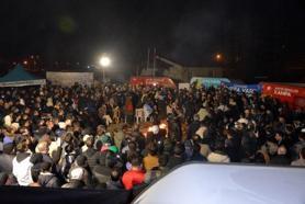 Kahramanmaraş'ta Ebrar Sitesin önündeki anma etkinliğinde yakınları için gözyaşı döktüler