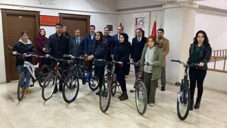 Midyat’ta başarılı öğrencilere bisiklet hediyesi