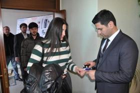 Azerbaycan'daki cumhurbaşkanı seçimi için Türkiye'deki seçmen Kars'ta sandık başına gitti