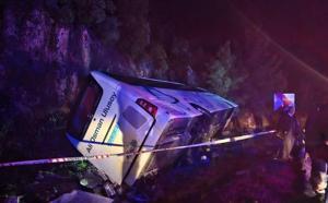 Antalya'da yolcu otobüsü devrildi; 1'i ağır 20 yaralı