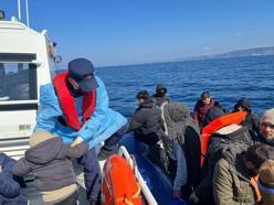 Yunanistan'ın geri ittiği lastik bottaki 17'si çocuk 40 göçmen kurtarıldı