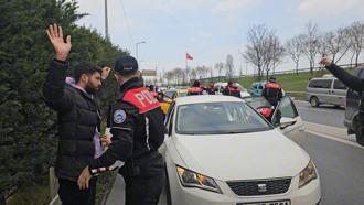 İstanbul-Esenler'de üzerinde uyuşturucu madde bulunan bir kişi gözaltına alındı