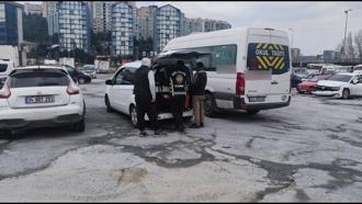 İstanbul - Trafikte tartıştığı öğrenci servisini takip etti; her iki sürücüye de ceza kesildi