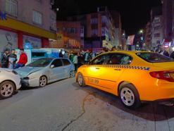 İstanbul-Esenler'de taksi park halindeki otomobile çarptı: 1 yaralı