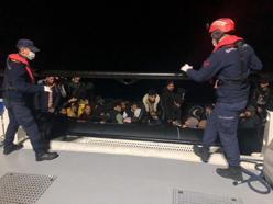 Datça açıklarında sürüklenen lastik bottaki 39 göçmen kurtarıldı