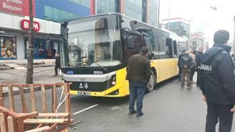 İstanbul - Esenyurt'ta durağa giren İETT otobüsüne kamyonet çarptı