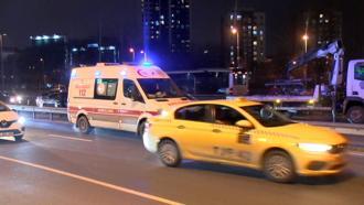 İstanbul-Güngören'de bariyere çarpan otomobil savrularak arıza yapan başka bir otomobile çarptı