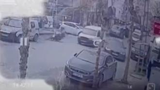 İstanbul-Başakşehir'de tek teker giden motosikletliye hafif ticari araç çarptı; o anlar kamerada