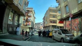 İstanbul-Gaziosmanpaşa’da yol verme tartışmasında taksinin camına yumruk atarak kırdı