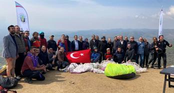 Alaşehir'e açılan yamaç paraşütü pistinde profesyonel ilk uçuş