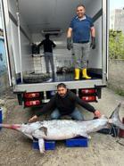 Avladığı 3 metre boyundaki 150 kiloluk kılıç balığını 30 bin TL'ye sattı