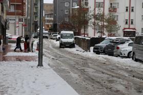 Van'da kar yağışı; 446 yerleşim yerinin yolu kapandı