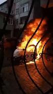 İstanbul - Sultanbeyli'de park halindeki elektrikli araç alev alev yandı