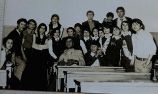 Mezun olduğu okuldan 40 yıl sonra emekli olan öğretmene, öğrencilerinden 40 karanfil/ Ek Fotoğraf