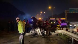 İstanbul- Gaziosmanpaşa TEM Otoyolu'nda otomobil bariyerlere saplandı