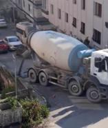 İstanbul- Maltepe'de beton mikseri yola beton döktü