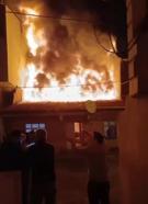 İstanbul - Sultanbeyli’de gecekondunun çatısı alev alev yandı