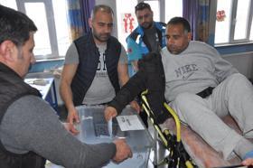 Kars'ta engelli ve hastalar, ambulansla oy kullanmaya geldi