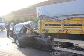 Manisa'da hafif ticari araç, TIR'ın altına girdi: 3 ölü, 1 ağır yaralı