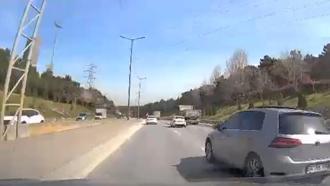 İstanbul- Kartal'da makas atarak ilerleyen otomobil iki otomobile çarptı