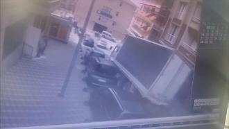 İstanbul- Esenler'de park halindeki araçlara çarparak ilerledi; okul kapısına metreler kala durabildi: 1 yaralı