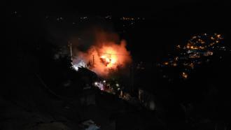Köy evindeki yangında karı- koca ile çocukları dumandan etkilendi