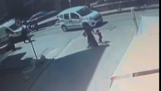 İstanbul - Bahçelievler'de hafif ticari aracın çarptığı çocuk öldü
