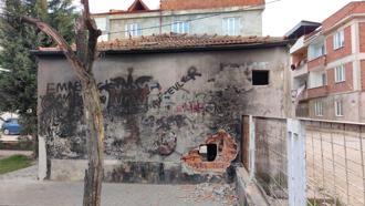 Bursa'da mazbatasını alan muhtar, hasarlı muhtarlık binası ile karşılaştı