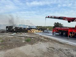 Tarsus'ta devrilen muz yüklü TIR yandı, sürücü yaralandı
