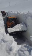 Çığ riski nedeniyle 3 aydır kapalı tutulan Van-Bahçesaray kara yolunda ekiplerin karla mücadelesi