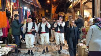 Safranbolu'da itfaiyeciler, tulumbacı kıyafetleriyle sokaklarda dolaştı