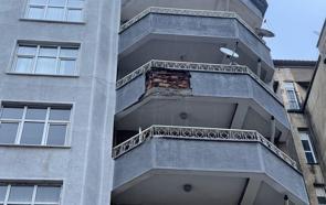 7 katlı binadan başına beton parçası düştü; ağır yaralandı