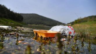 2 bin 160 hektarlık tarım arazisinin sulandığı Demirtaş Barajı, piknikçilerin atıklarıyla çöplüğe döndü
