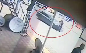 Otomobilin yayaya çarptığı kaza kamerada