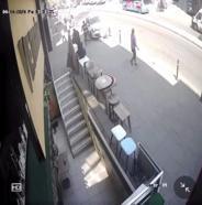 İstanbul - Maltepe'de otomobilin kaldırımda yürüyen kadına çarptığı anlar kamerada