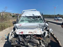 Park halindeki kamyona çarpan otomobilin sürücüsü öldü