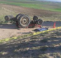 Devrilen traktörün altında kalan sürücü öldü