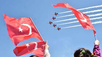 Öğrenciler, Türk Yıldızları'nı ziyaret edip, uçuşu izledi