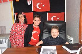 Sivas’ta 4 yaşındaki Aras, mahalle muhtarının koltuğunu devraldı