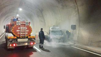 Troya Tüneli'nde seyir halindeki kamyonet yandı; trafik akışı alternatif güzergahtan sağlandı