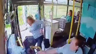 Kapısı açık ilerleyen yolcu otobüsünden düşen kadın ağır yaralandı; o anlar kamerada