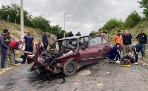 Otomobille hafif ticari araç kafa kafaya çarpıştı: 1 ölü, 3 yaralı