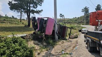 Antalya'da safari araçları çarpıştı: 13'ü turist 16 yaralı; kaza öncesi su savaşı yapıyorlarmış