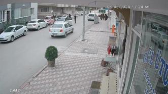 Kız arkadaşıyla tartışan gruba tabancayla ateş açtı; 1 kişinin yaralandığı olay kamerada