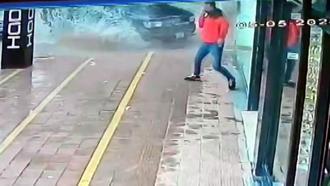 Otomobilin altında kalmaktan saniyelerle kurtuldu