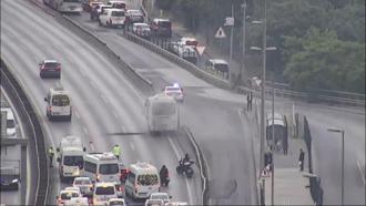 İstanbul - 15 Temmuz Şehitler Köprüsü girişinde servis midibüsü yandı