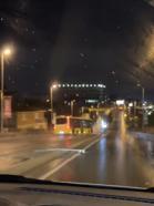 İstanbul-Maltepe'de refüjü aşan İETT otobüsünün karşı şeride geçtiği anlar kameraya yansıdı