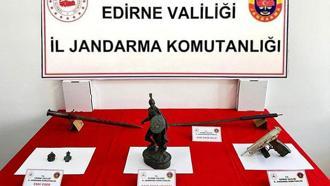 Edirne’de tarihi eser operasyonu; asker figürlü heykel, madalyon ve kılıçlar ele geçirildi