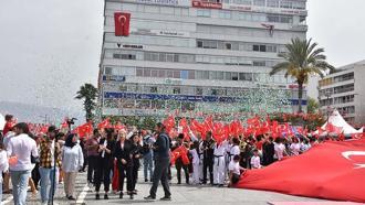 İzmir'de 19 Mayıs coşkusu